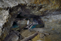 Velká komora s jezírkem poblíž Božího Daru