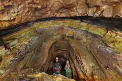 Poměrně dlouhá štola železorudného dolu v Brdech - tufová porucha před závalem