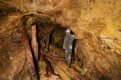 Štola číslo 5 - ne, plynová maska opravdu v kysličníku uhličitém nepomůže. Foceno pro podzemní komix.