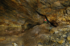 Jeden z větších zachovalých dolů u Lednice - spadlý strop v suché části