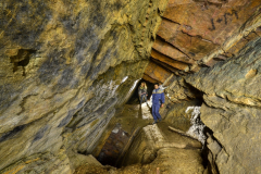 Bezejmenná průzkumná štola na Berounsku - zasucený vchod a uvnitř jezevec