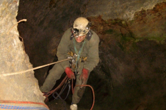 Momentka ze sestupu do komína na Krhulově - dnes zasypáno