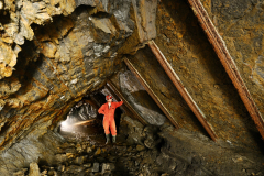 Železorudný důl u Berouna - kolejnicemi vyztužená štola