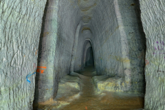 Někde mají chodby krásně gotický profil, jinde jen široce zakulacené stropy