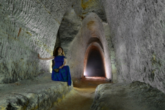 Proč jsou v tomto krátkém úseku podél počvy ty vyvýšené římsy, netuším.