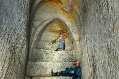 Zde je vidět, jak horníci tesali vysoké chodby - pomocí stupínků.