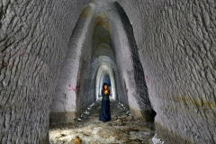 Přímo na křižovatce - chdoba vlevo, chodba vpravo a chodba dozadu. Po pár metrech to samé