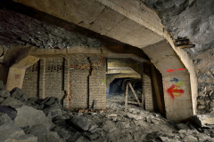 Chodba 37 a původní vrátka z ostnatého drátu